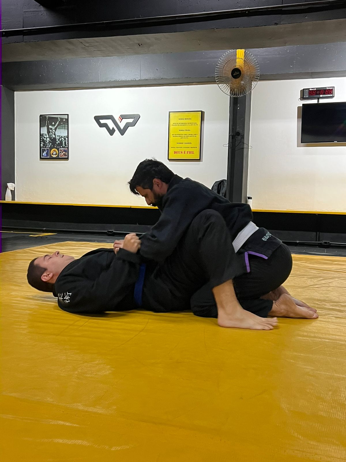 Passagem de guarda durante o treino de Jiu-Jitsu