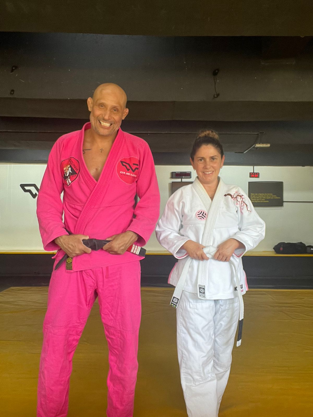 Professor com aluna no treino — todos são bem-vindos