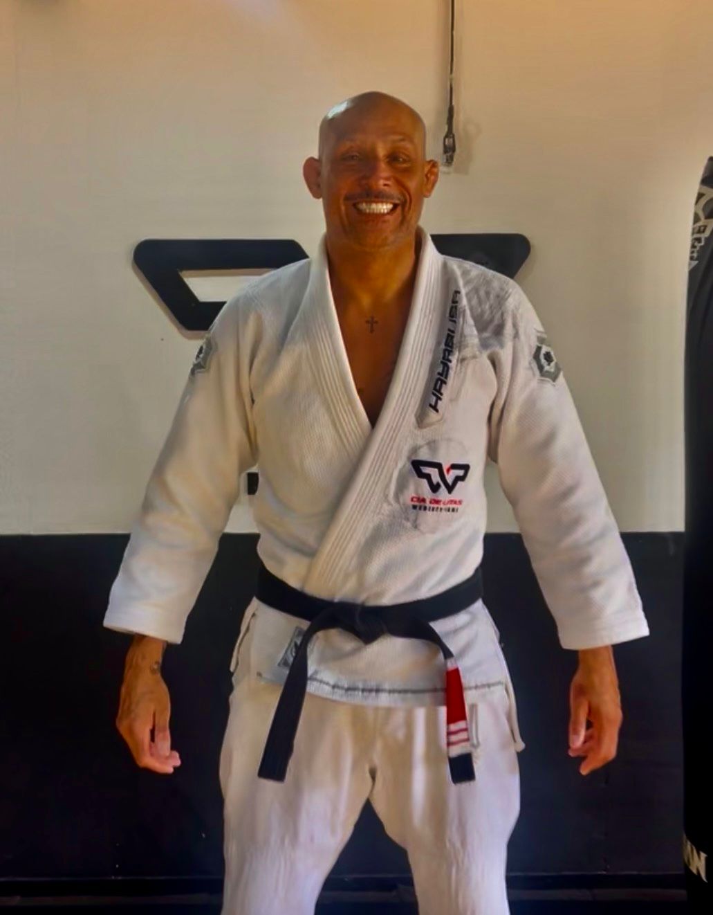 Professor Rubens Martins (Rubão), faixa-preta, sorrindo na academia